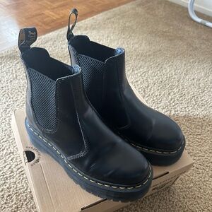 2976 SMOOTH LEATHER PLATFORM CHELSEA BOOTS size 7 US 38 EU Doc Marten